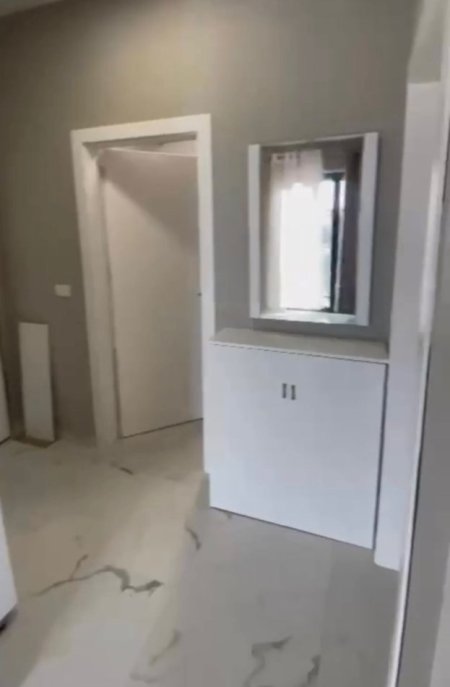 Tirane, jepet me qera apartament 1+1+Ballkon Kati 3, 70 m² 400 € (Porcelan , Rruga Xhanfize Keko , prane uet)