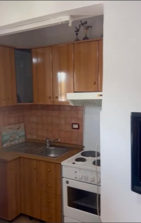 Tirane, jepet me qera apartament 1+1 Kati 3, 52 m² 400 € (Stacioni i trenit)