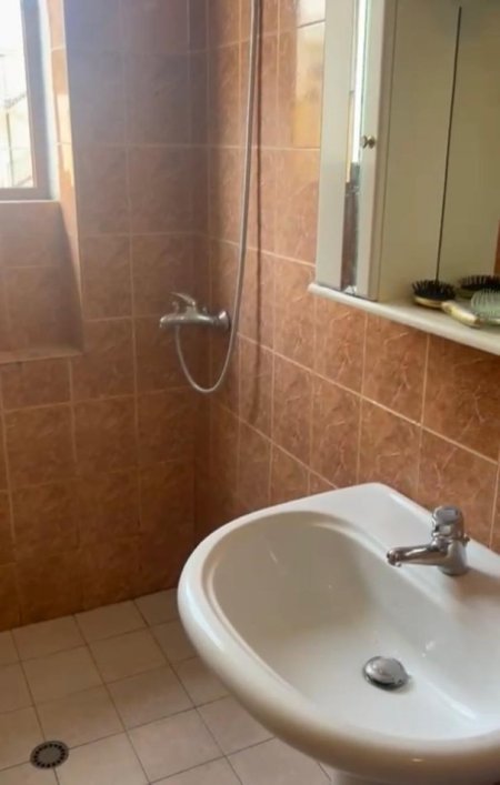 Tirane, jepet me qera apartament 1+1 Kati 3, 52 m² 400 € (Stacioni i trenit)