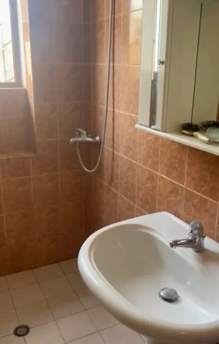 Tirane, jepet me qera apartament 1+1 Kati 3, 52 m² 400 € (Stacioni i trenit)