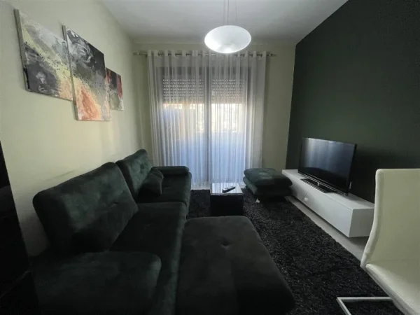 Tirane, jepet me qera apartament 1+1+Ballkon Kati 4, 58 m² 600 € (rruga Sulejman Delvina)