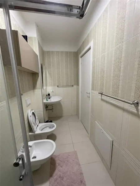Tirane, jepet me qera apartament 1+1+Ballkon Kati 4, 58 m² 600 € (rruga Sulejman Delvina)