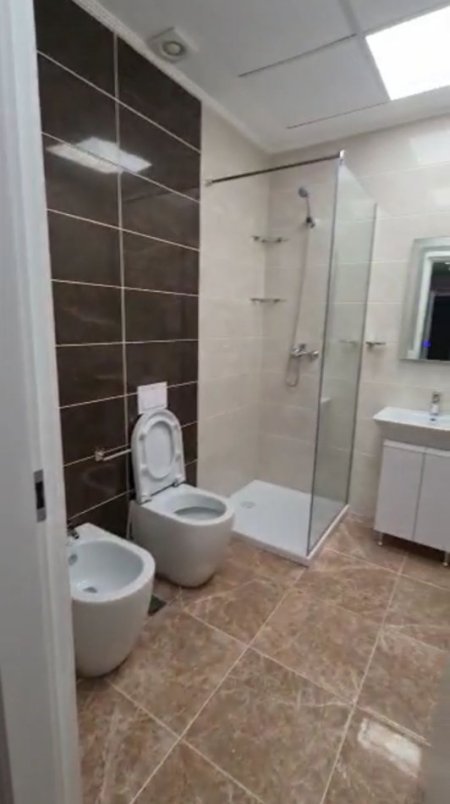 Tirane, jepet me qera apartament 1+1+Ballkon Kati 2, 65 m² 460 € (21 dhjetori , rruga ndre mjeda , Kompleksi Alba)