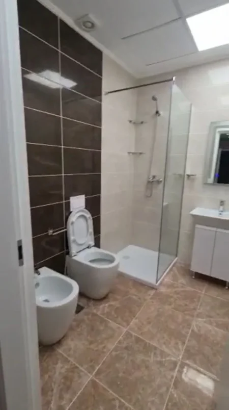 Tirane, jepet me qera apartament 1+1+Ballkon Kati 2, 65 m² 460 € (21 dhjetori , rruga ndre mjeda , Kompleksi Alba)