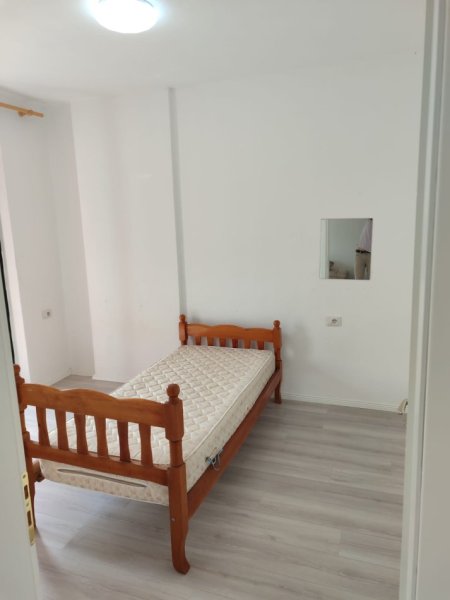 Tirane, jepet me qera apartament 1+1 Kati 3, 65 m² 350 € (rruga Nexhi Komoni)