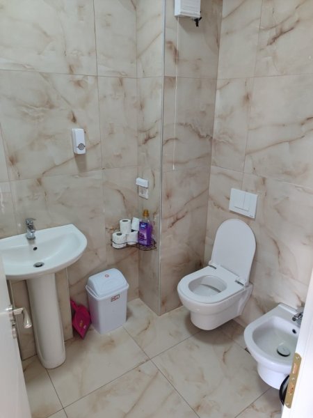 Tirane, jepet me qera apartament 1+1 Kati 3, 65 m² 350 € (rruga Nexhi Komoni)