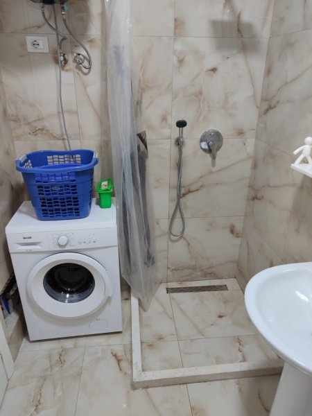 Tirane, jepet me qera apartament 1+1 Kati 3, 65 m² 350 € (rruga Nexhi Komoni)