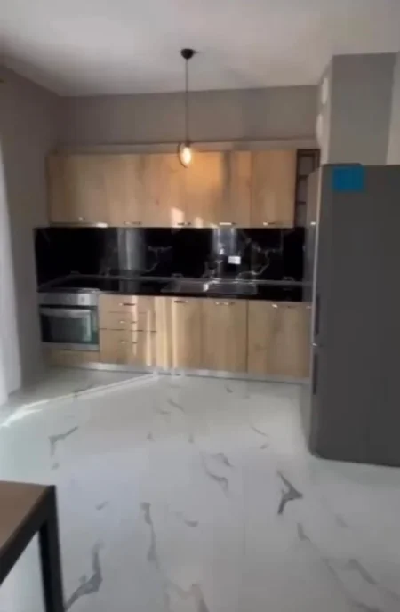 Tirane, jepet me qera apartament 1+1+Ballkon Kati 3, 60 m² 400 € (rruga Xhanfize Keko)