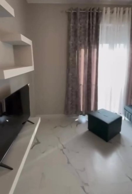 Tirane, jepet me qera apartament 1+1+Ballkon Kati 3, 60 m² 400 € (rruga Xhanfize Keko)