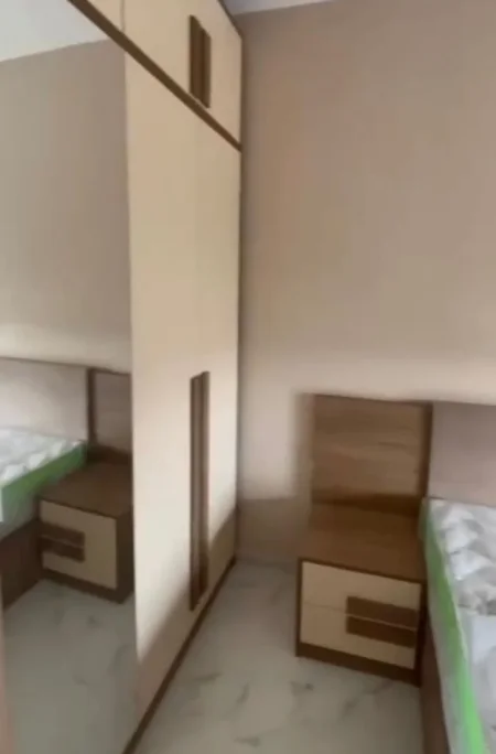Tirane, jepet me qera apartament 1+1+Ballkon Kati 3, 60 m² 400 € (rruga Xhanfize Keko)