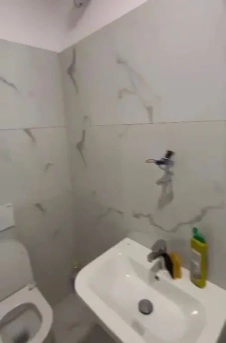 Tirane, jepet me qera apartament 1+1+Ballkon Kati 3, 60 m² 400 € (rruga Xhanfize Keko)