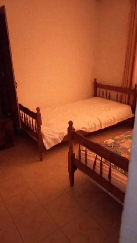 Tirane, jepet me qera apartament 2+1+Aneks+Ballkon Kati 1, 80 m² 350 € ("Dhimiter Kamarda",ne afersi te Kryegjyshates Bektashiane)