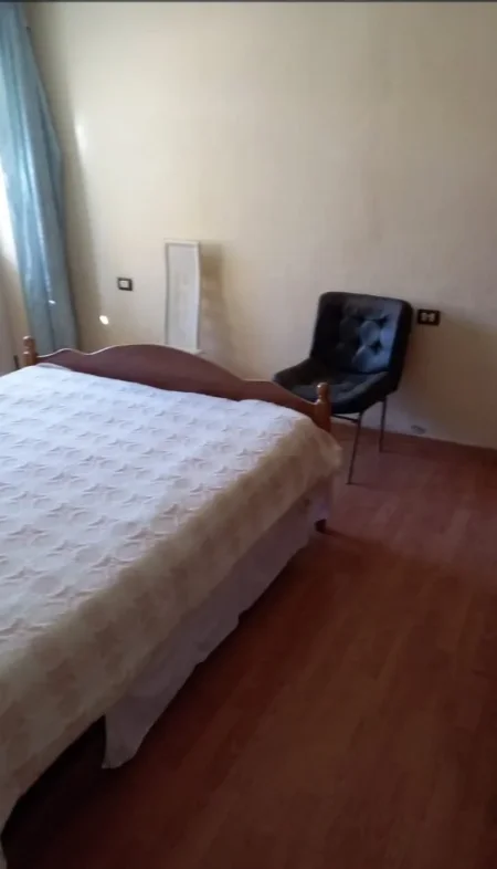 Tirane, jepet me qera apartament 2+1+Aneks+Ballkon Kati 1, 80 m² 350 € ("Dhimiter Kamarda",ne afersi te Kryegjyshates Bektashiane)