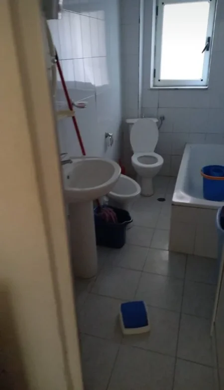 Tirane, jepet me qera apartament 2+1+Aneks+Ballkon Kati 1, 80 m² 350 € ("Dhimiter Kamarda",ne afersi te Kryegjyshates Bektashiane)