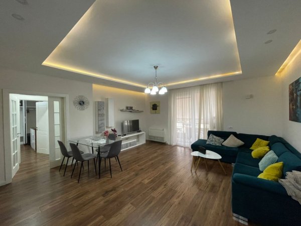 Tirane, jepet me qera apartament 2+1+Ballkon Kati 4, 100 m² 700 € (Vasil Shanto)