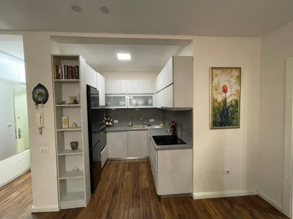 Tirane, jepet me qera apartament 2+1+Ballkon Kati 4, 100 m² 700 € (Vasil Shanto)