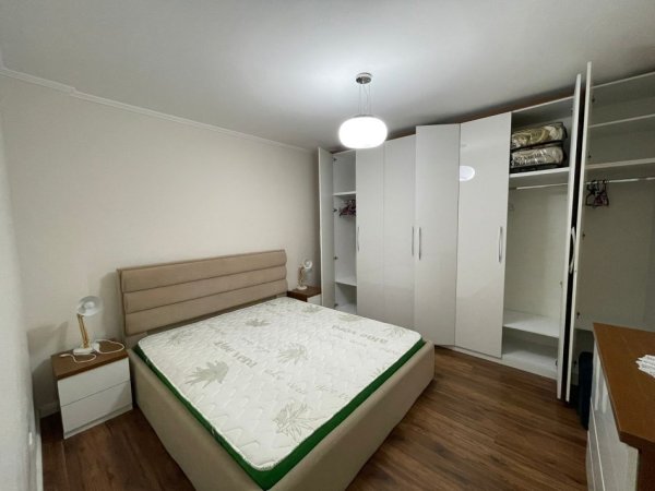 Tirane, jepet me qera apartament 2+1+Ballkon Kati 4, 100 m² 700 € (Vasil Shanto)