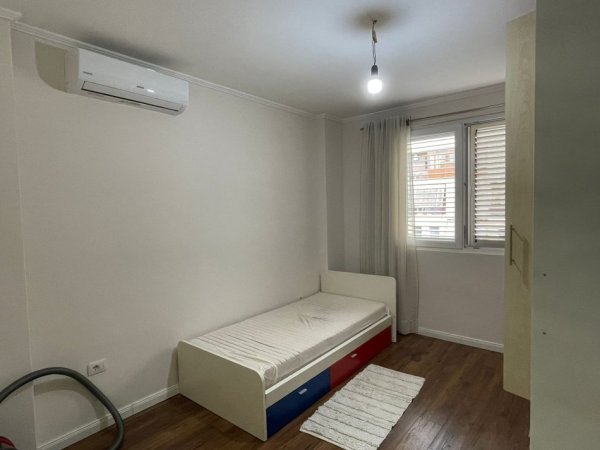Tirane, jepet me qera apartament 2+1+Ballkon Kati 4, 100 m² 700 € (Vasil Shanto)