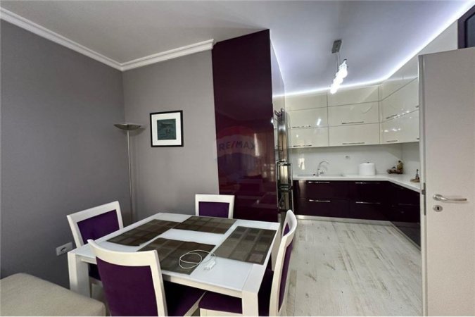 Tirane, jepet me qera apartament 1+1+Ballkon Kati 4, 78 m² 500 € (Frosina Plaku ish parku)