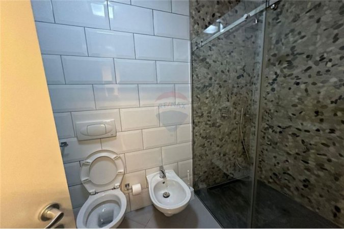 Tirane, jepet me qera apartament 1+1+Ballkon Kati 4, 78 m² 500 € (Frosina Plaku ish parku)