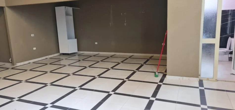 Tirane, jepet me qera ambjent biznesi Kati 2, 90 m² 800 € (Komuna e Parisit)