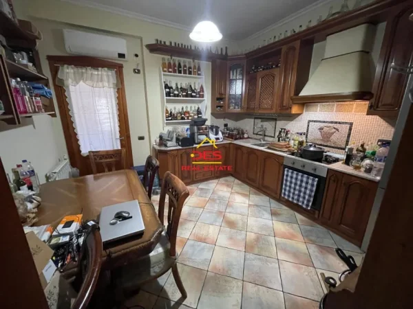 Vlore, shitet apartament+verande | Penthouse 3+1 Kati 9, 320 m² 335.000 € (Rruga Onufri)