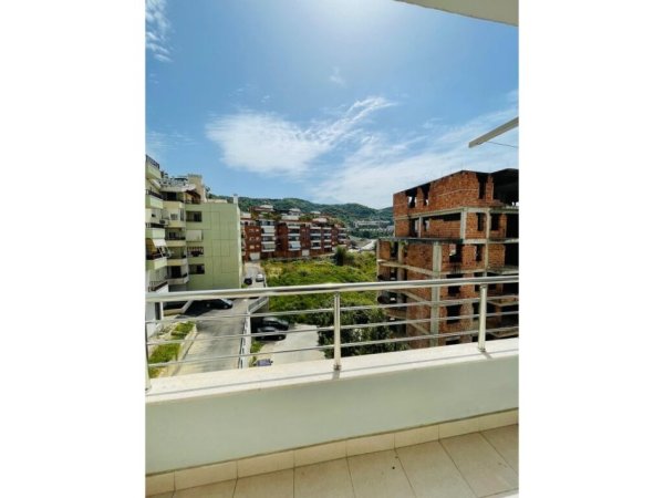 Tirane, jepet me qera apartament 1+1 Kati 2, 75 m² 400 € (Kopshti Botanik)