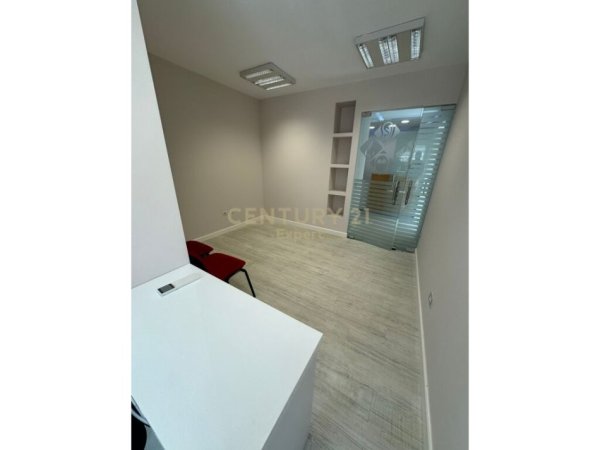 Tirane, jepet me qera ambjent biznesi Kati 4, 65 m² 650 € 