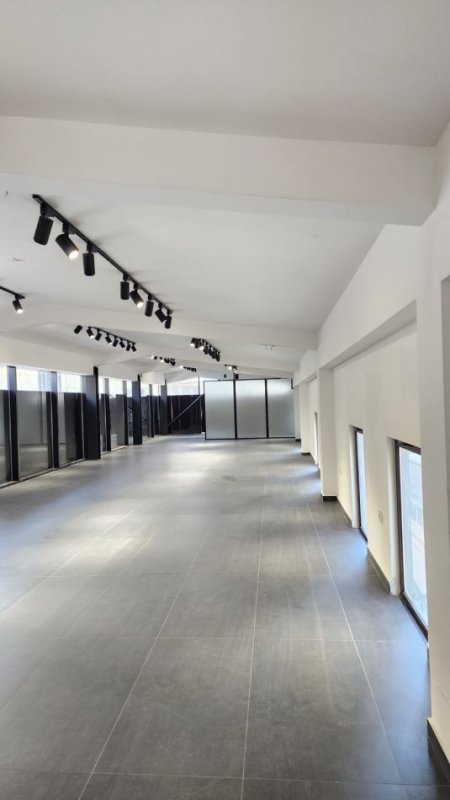 Tirane, jepet me qera dyqan Kati 0, 350 m² 5.000 € (21 Dhjetori)