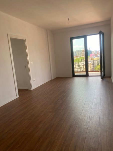 Tirane, jepet me qera ambjent biznesi Kati 4, 97 m² 900 € (21 Dhjetori)