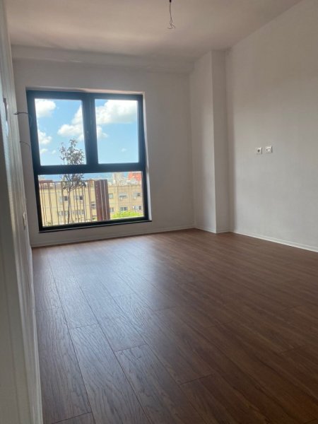 Tirane, jepet me qera ambjent biznesi Kati 4, 97 m² 900 € (21 Dhjetori)