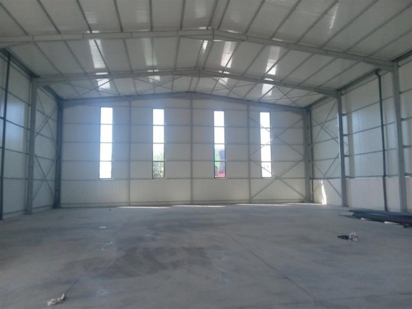 Tirane, jepet me qera magazine Kati 0, 550 m² 3500 € (QTU)