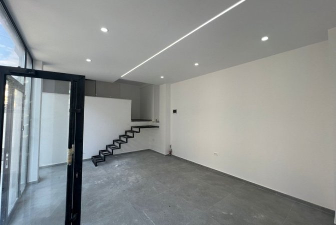 Tirane, jepet me qera ambjent biznesi Kati 1, 358 m² 300 € (Shkolla e Bashkuar)