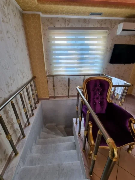 Tirane, shes ambjent biznesi Kati 0, 150 m² (Mine Peza)