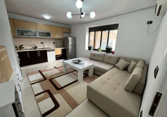 Tirane, jepet me qera apartament 2+1 Kati 3, 75 m² 400 € (Brryli)