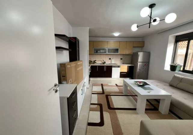 Tirane, jepet me qera apartament 2+1 Kati 3, 75 m² 400 € (Brryli)