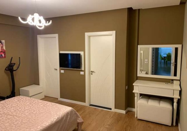 Tirane, jepet me qera apartament 2+1 Kati 5, 113 m² 800 € (21 Dhjetori)