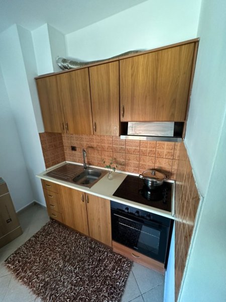 Tirane, jepet me qera apartament 1+1 Kati 3, 75 m² 500 € (Komuna e Parisit)