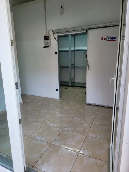 Tirane, jepet me qera dyqan Kati 1, 25 m² 350 € (Dali Ndrreu)