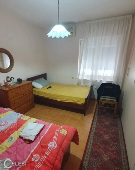 Tirane, jepet me qera apartament Kati 2, 60 m² 400 € (RRUGA E DURRESIT)