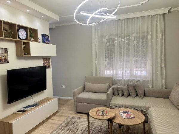 Tirane, jepet me Qira 1+1. Çmim 530 € (Ferit Xhajko)