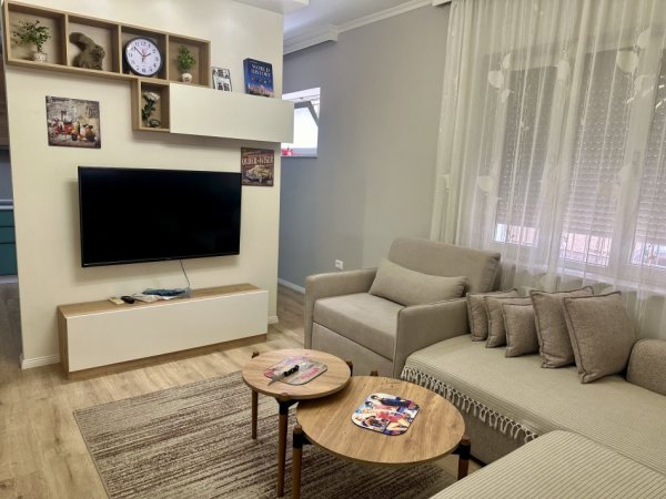 Tirane, jepet me Qira 1+1. Çmim 530 € (Ferit Xhajko)