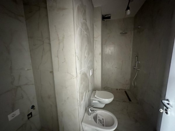 Tirane, jepet me qera apartament 2+1+Ballkon Kati 15, 114 m² 1.200 € (Rruga Kavajes)
