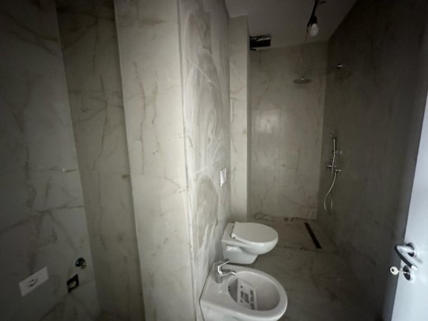 Tirane, jepet me qera apartament 2+1+Ballkon Kati 15, 114 m² 1.200 € (Rruga Kavajes)