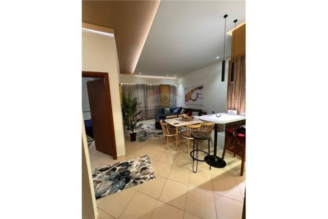 Tirane, jepet me qera apartament 1+1 , 70 m² 600 € (bill klinton - Komuna e Parisit)