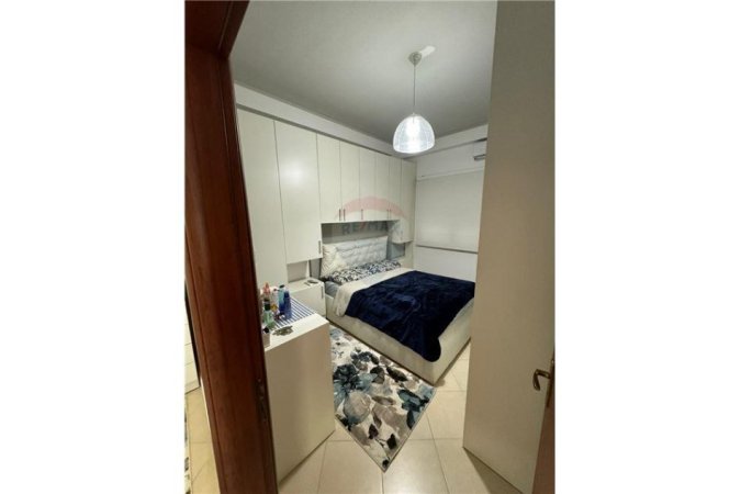 Tirane, jepet me qera apartament 1+1 , 70 m² 600 € (bill klinton - Komuna e Parisit)