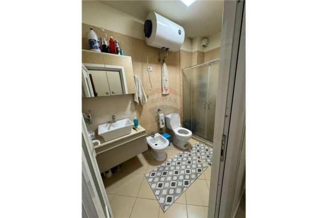 Tirane, jepet me qera apartament 1+1 , 70 m² 600 € (bill klinton - Komuna e Parisit)