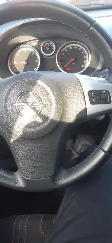 Tirane, jap me qera makine Opel corsa 1.3 nafte , viti 2014 Nafte, gri e erret manuale Klima 160.000 km 40 €