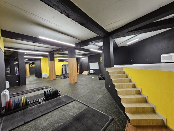 Tirane, jepet me qera ambjent biznesi Kati -1, 750 m² 3.750 € (Rruga e Elbasanit)