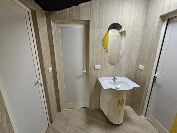 Tirane, jepet me qera ambjent biznesi Kati -1, 750 m² 3.750 € (Rruga e Elbasanit)